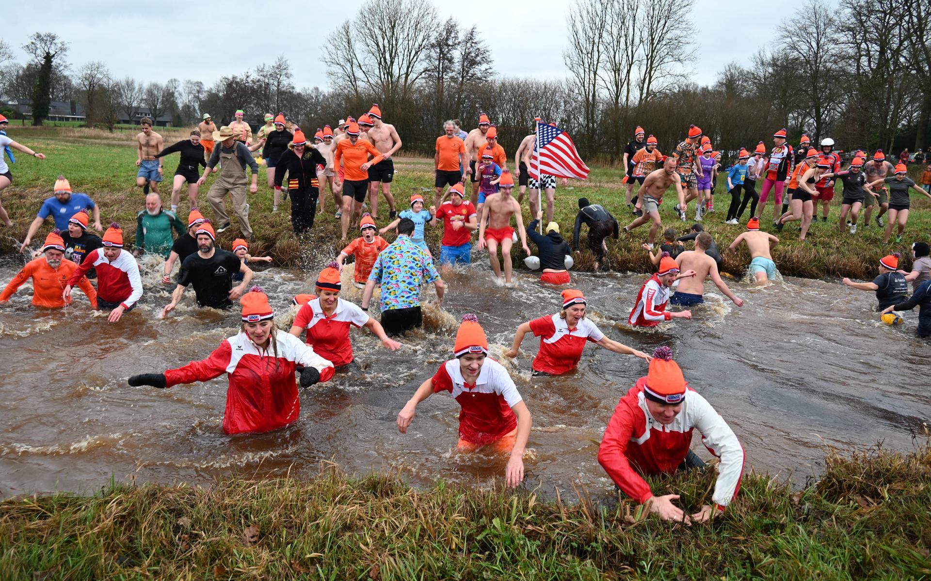 Nieuwjaarsduik in de Reest in de Wijk blijft populair, ondanks de regen